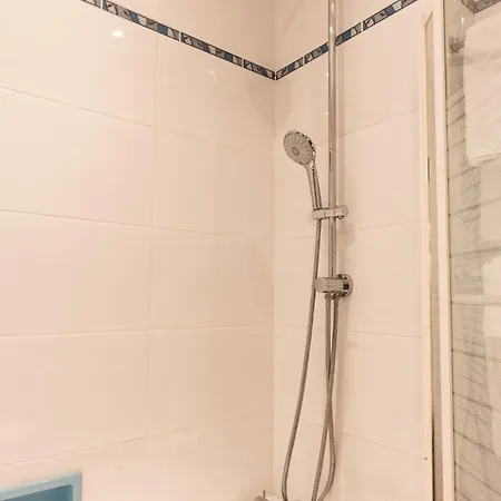 Luxury Flat For 6 People With Balcony - Near Metro